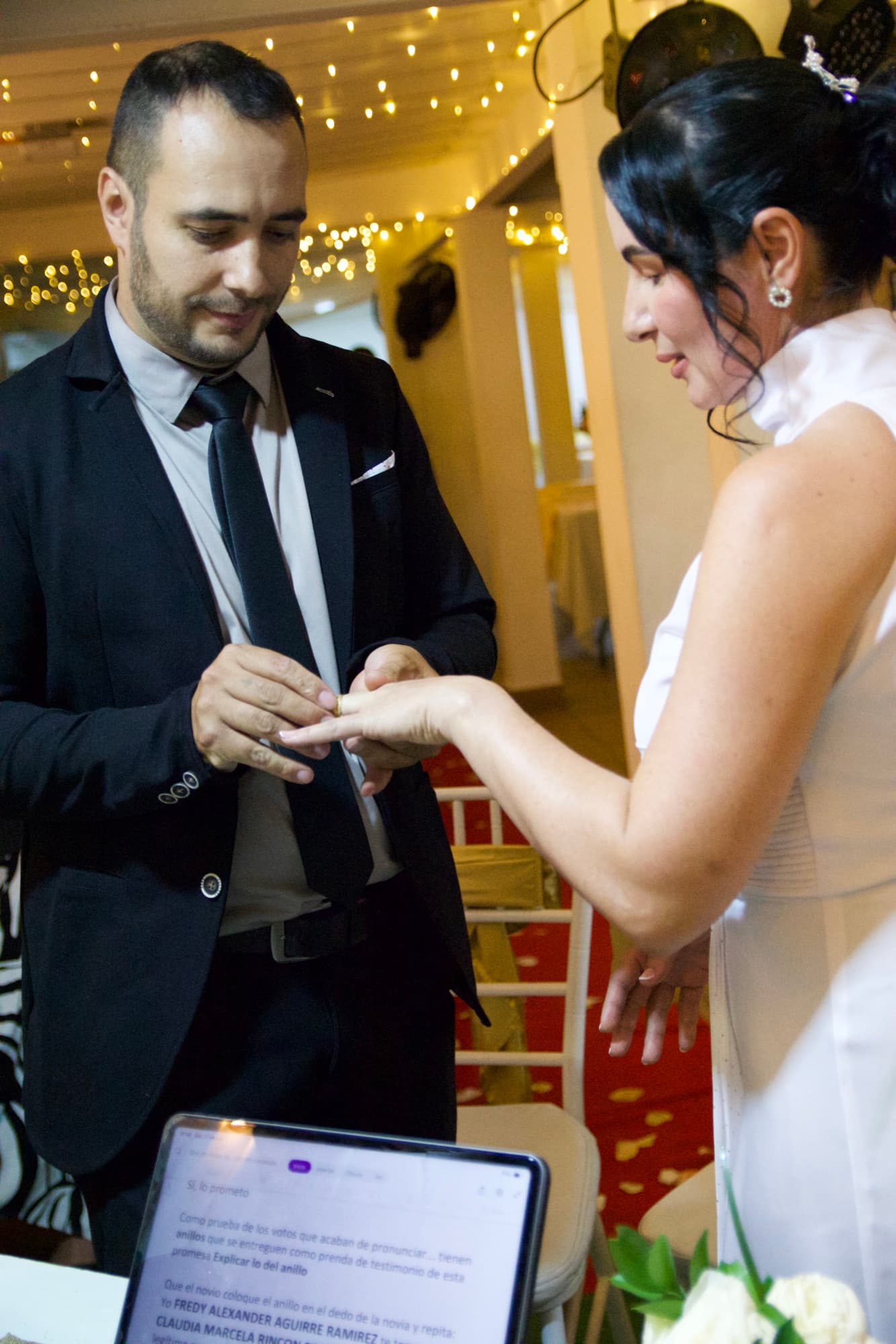 El novio coloca el anillo en el dedo de la novia durante la ceremonia