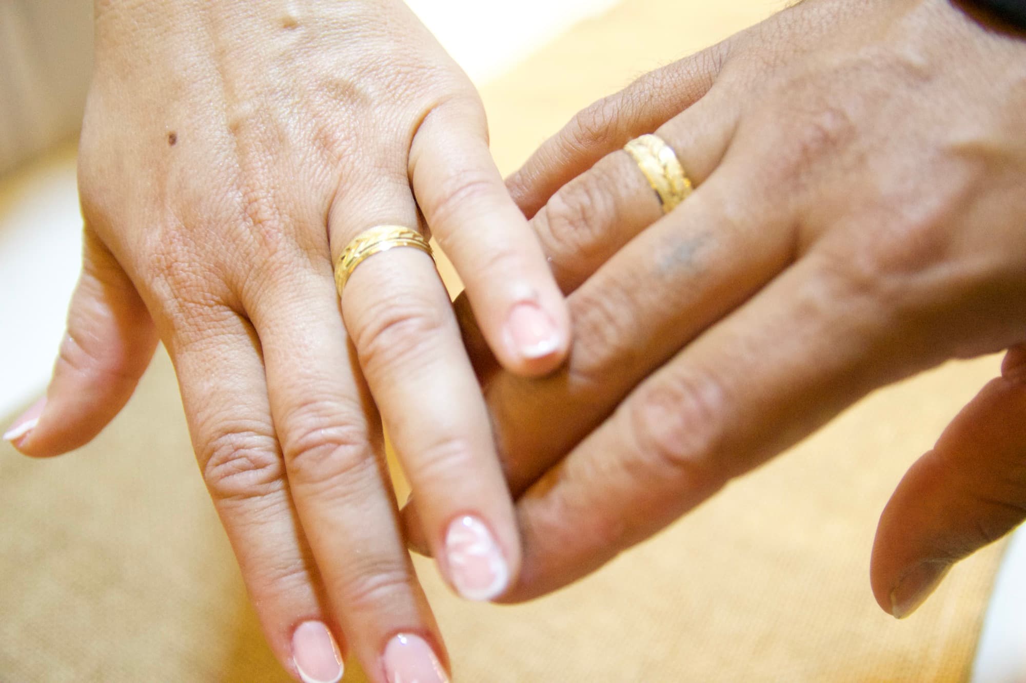 Detalle de las manos de los novios con las alianzas ya puestas